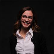 Empatica, rispettosa dei tempi dei bambini, pronta ad aiutare nei compiti e a trovare un metodo di studio!